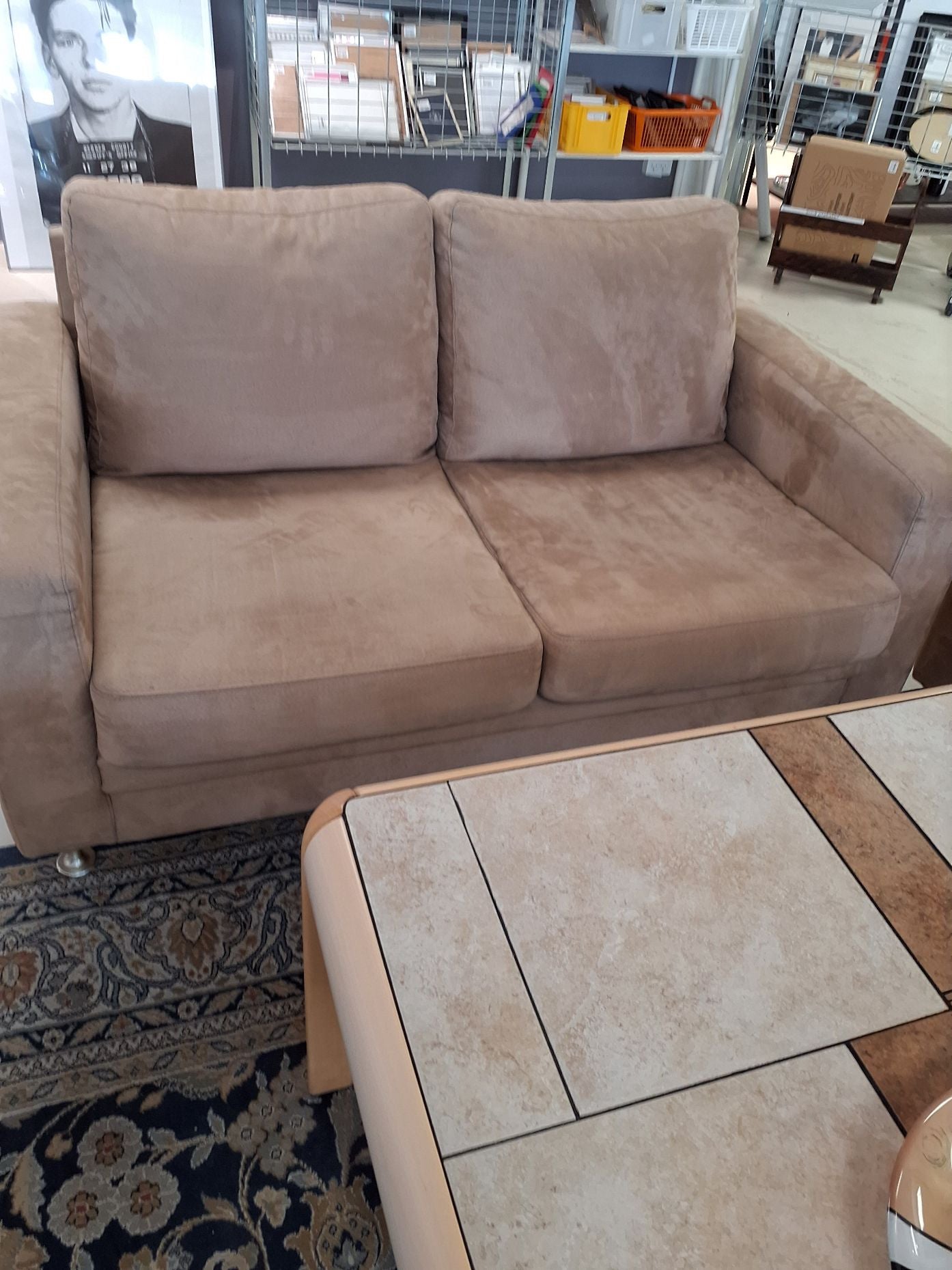 2 pers. Sofa med fløjsblød materiale